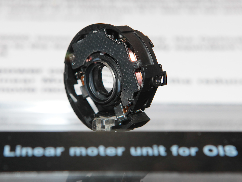 <b>XF 18-55mm F2.8-4 R LM OISに使用されている手ブレ補正機構用リニアモーター</b>