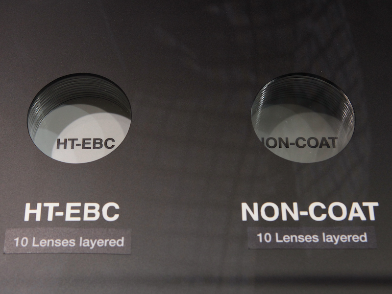 <b>新コーティング「HT-EBC」のデモ。コーティングした方が奥の文字がよりくっきり見える</b>