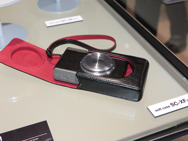 <b>本体と同色のケースとハンドストラップもオプションで用意する</b>