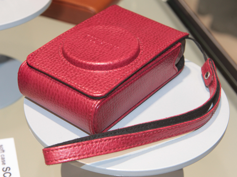 <b>本体と同色のケースとハンドストラップもオプションで用意する</b>