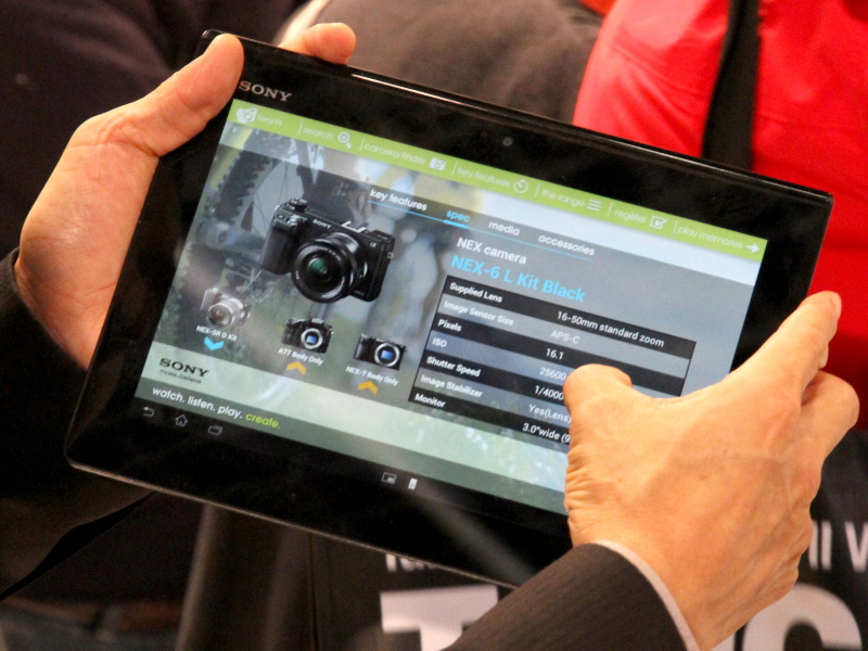 <b>ブース内に用意されたタブレット端末で製品スペックや作例・デモ映像を見ることができる</b>