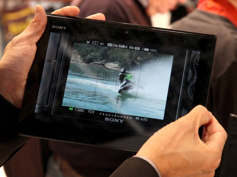 <b>ブース内に用意されたタブレット端末で製品スペックや作例・デモ映像を見ることができる</b>