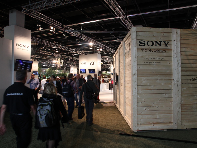 <b>ソニーブースの入口</b>