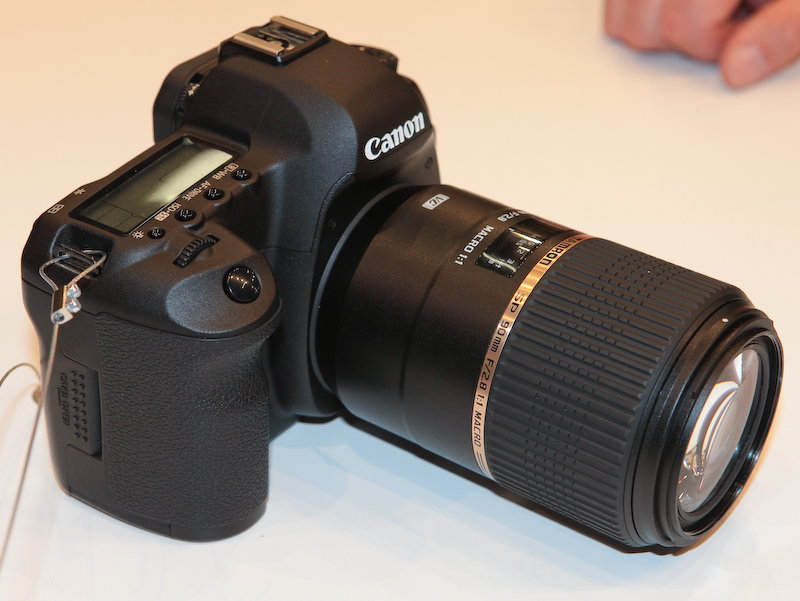 <b>SP 90mm F2.8 Di MACRO 1:1 VC USDをEOS 5D Mark IIに装着したところ</b>