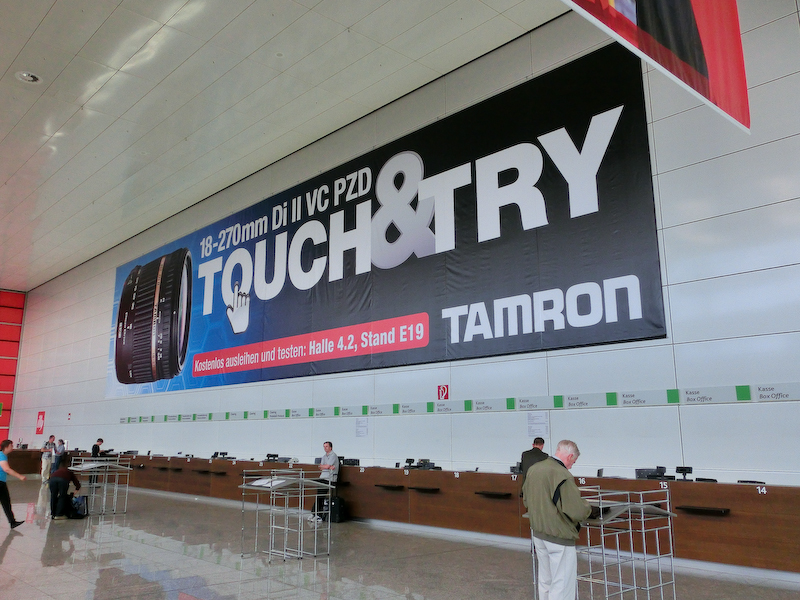 <b>貸し出しサービスを告知する大きな幕を会場入り口に掲げていた</b>