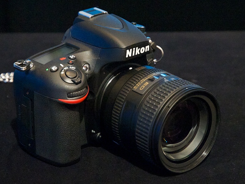 <b>D600。キットレンズのAF-S NIKKOR 24-85mm F3.5-4.5 G ED VRを装着</b>