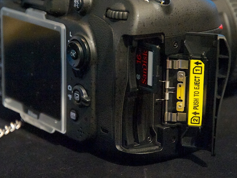 <b>SDダブルスロットを採用</b>