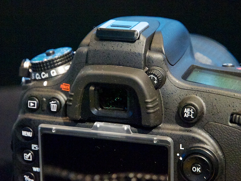 <b>ファインダー視野率は100％。アイピースは角型</b>