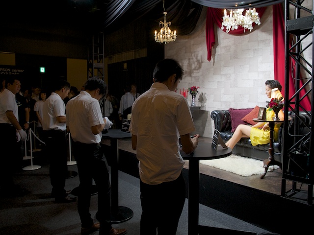 <b>大盛況の撮影体験コーナー。自前のSDメモリーカードがあれば、画像の持ち帰りも可能</b>