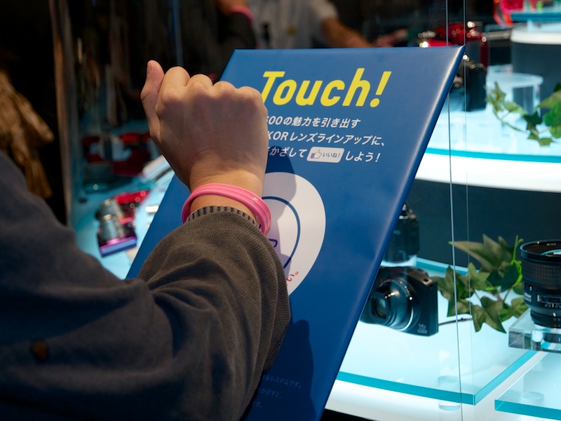 <b>会場に各所に設置されたポイントでリストバンドをかざすと、自分のFacebookのタイムラインに情報が表示される</b>