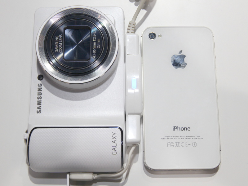 <b>iPhone 4S（右）と比較。GALAXY Cameraのディスプレイは4.8型</b>