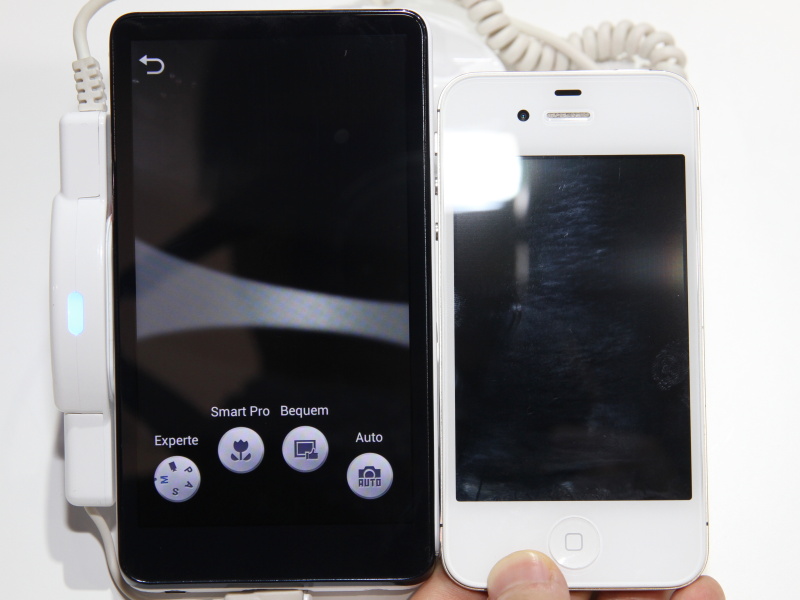 <b>iPhone 4S（右）と比較。GALAXY Cameraのディスプレイは4.8型</b>