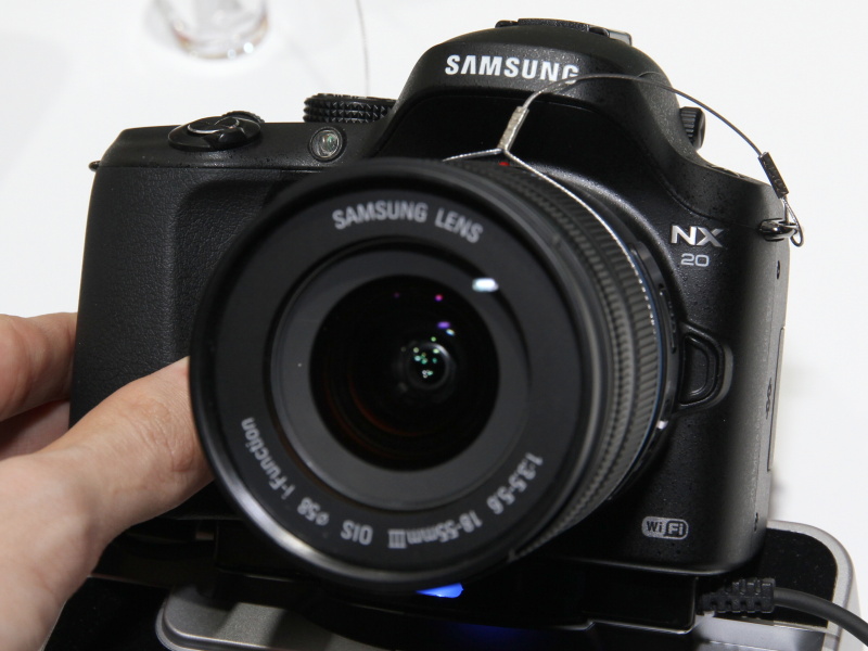 <b>EVF内蔵のNX20。こちらも無線LAN機能搭載</b>