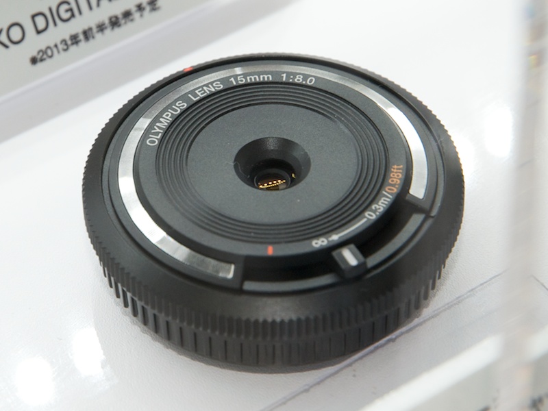 <b>ボディーキャップレンズBCL-1580。レンズ構成は3群3枚。画角は35mm判換算で焦点距離30mm相当</b>