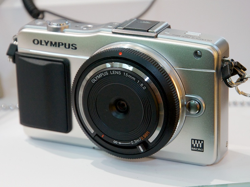 <b>ボディーキャップレンズBCL-1580。レンズ構成は3群3枚。画角は35mm判換算で焦点距離30mm相当</b>