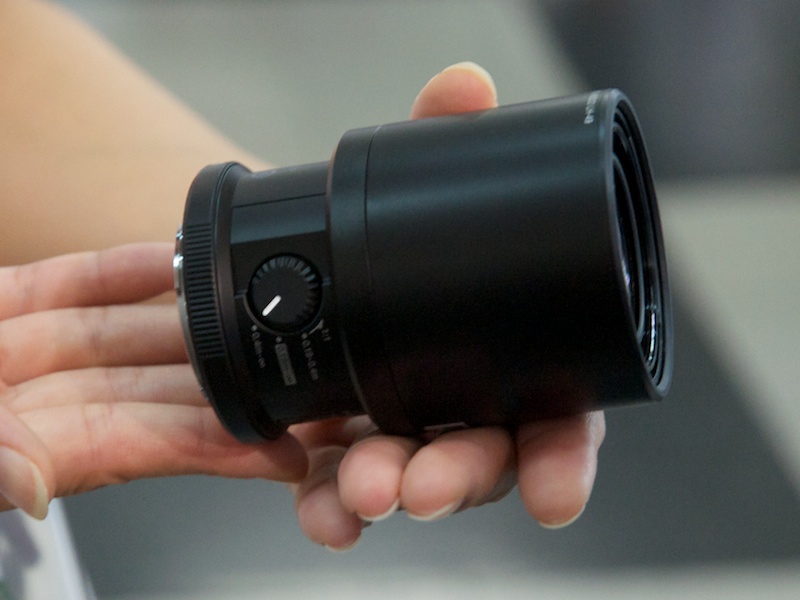 <b>M.ZUIKO ED 60mm F2.8 Macroのレンズフードを収納したところ</b>