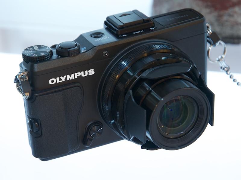 <b>こちらもグリップが着脱式になった。自動開閉レンズキャップLC-63Aを装着</b>