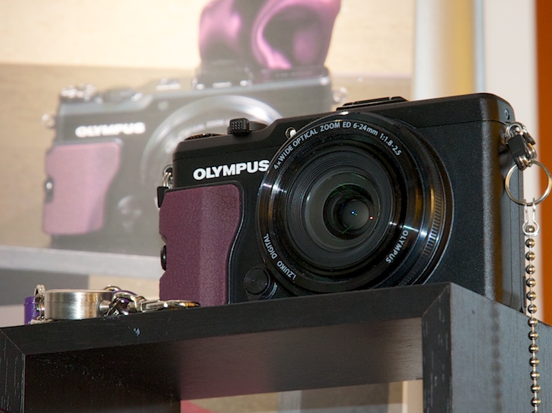 <b>プレミアムグリップXCG-2（パープル）を装着。他にもベージュとレッドが用意される</b>