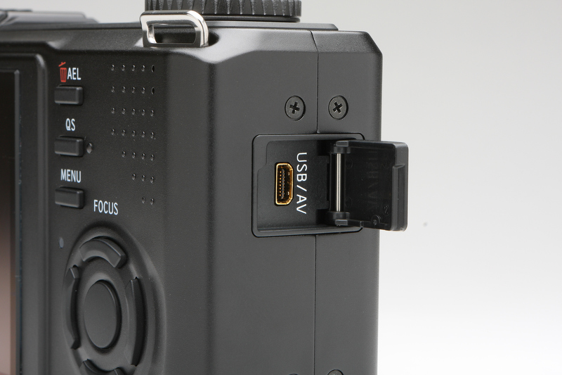 <b>インターフェースはUSB/AV端子を備える。端子カバーはヒンジで開閉するタイプとしている。</b>