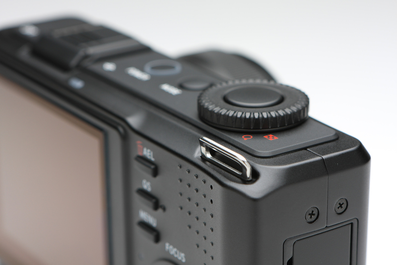 <b>DP2 Merrill同様、シャッターボタン側のストラップ取り付け金具はカメラ背面側に置かれる。ストラップを装着する際、カメラのどちら側を表面にするかは悩みどころ。</b>