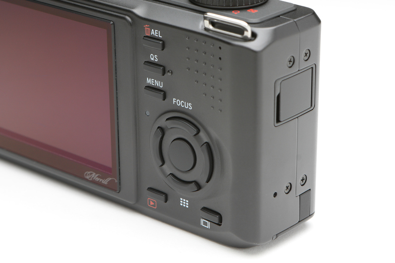 <b>背面の操作部材は以前より洗練され、操作性も向上している。表示文字も白色のため視認性は高い。</b>