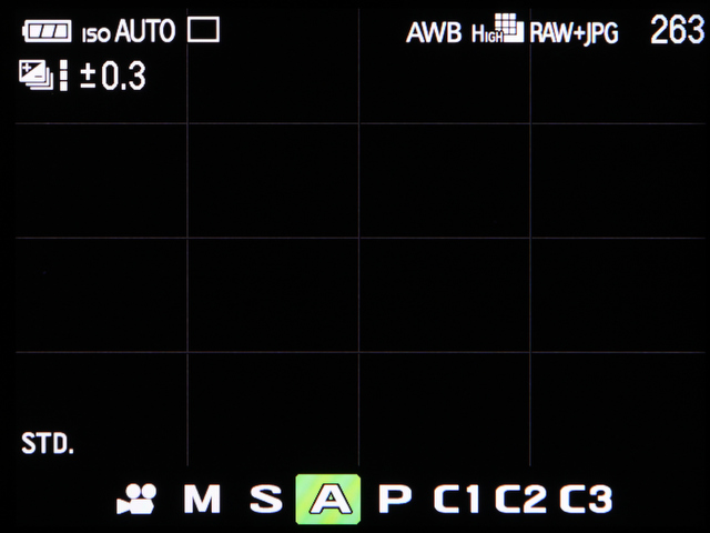 <b>カメラ上部のモードボタンを押すと表示される選択画面。液晶モニター下部にモード選択用の表示が現れる。設定はコマンドダイヤルで行なう。</b>