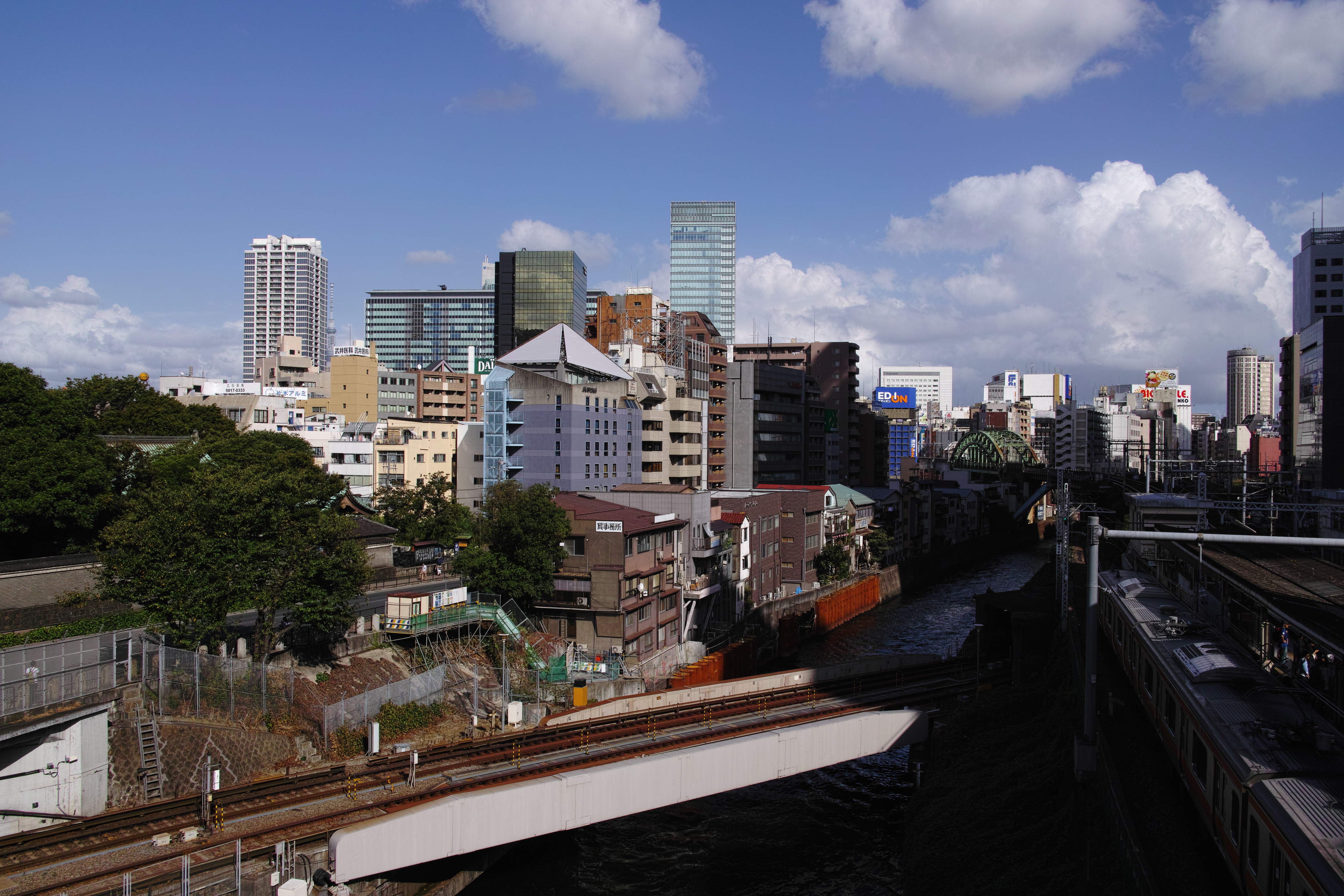 <b>RAWで撮影（JPEGに現像） / カラーモード:風景 / DP1 Merrill / 4.5MB / 4,704×3,136 / 1/400秒 / F8 / -0.3EV / ISO100 / WB:オート</b>