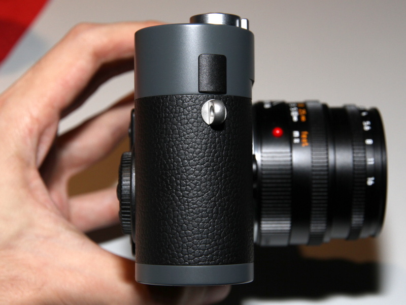 <b>USBコネクターやフレームセレクターを廃したのもシンプル志向への配慮</b>