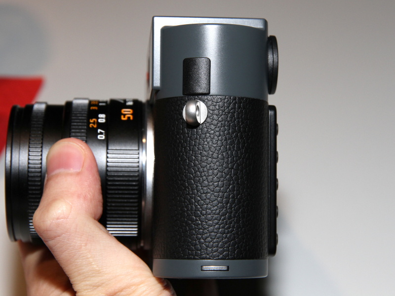 <b>USBコネクターやフレームセレクターを廃したのもシンプル志向への配慮</b>