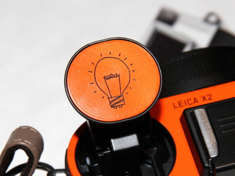 <b>ストロボ部分に描かれた電球のイラストはPaul Smith氏による“落書き”</b>