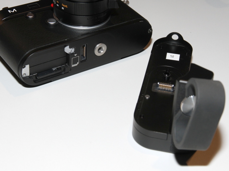 <b>マルチファンクションハンドグリップM（右）。カメラ底部に通信用の端子を備える</b>