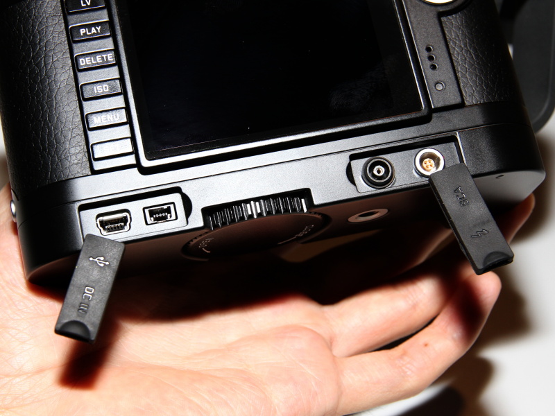 <b>シンクロ端子、TTL端子、DC電源端子、USB端子を用意。これによりライカMのボディ本体からはUSB端子を省略している</b>