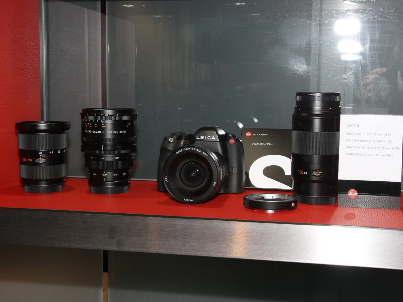 <b>ボディとともに3本の新レンズも発表した</b>