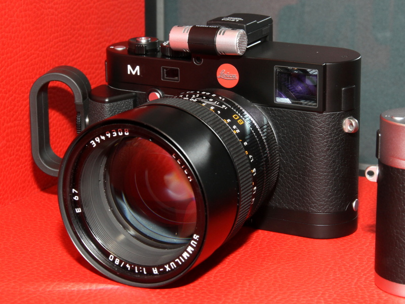 <b>本体内蔵マイクはモノラルだが、オプションの「ステレオマイクアダプター」を用いてステレオ録音できる。録音レベルは動画記録中にレベル表示を見ながらマニュアル操作可能</b>