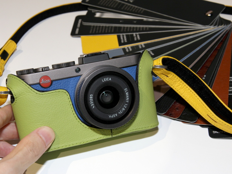 <b>本体カラーやレザーの見本と、数多くのサンプル機を用意していた</b>