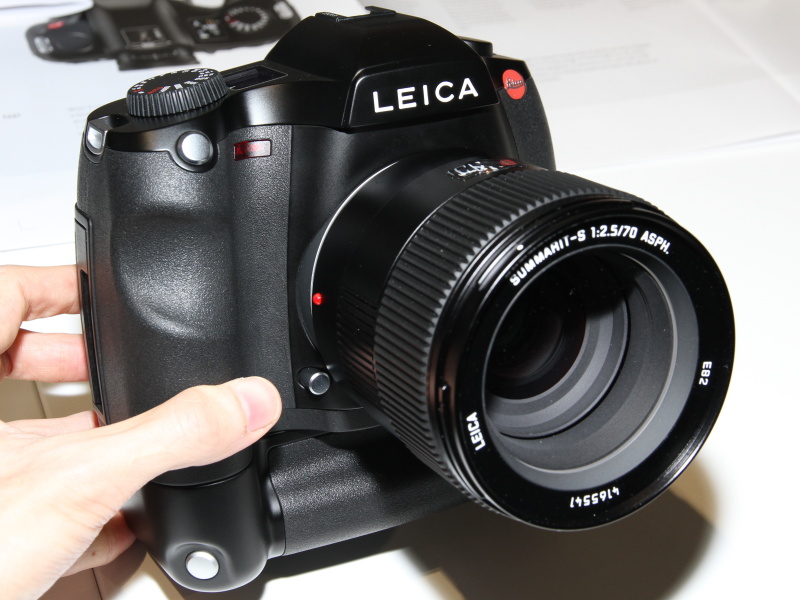 <b>新しいライカS。マルチファンクションハンドグリップを装着したところ</b>