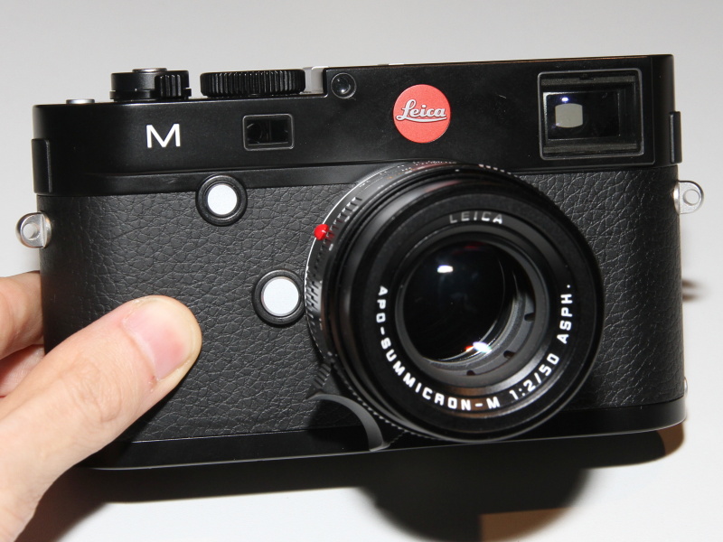 <b>ライカM。正面に新設された「フォーカスボタン」を用いると、ライブビュー拡大表示、ピーキング機能オン/オフ、長押し＋背面ダイヤルで露出補正が行なえる</b>