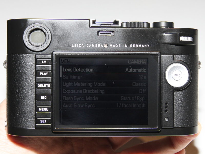 <b>背面ダイヤルは背面モニターを大きくするために移設。サムレストとしても機能するデザインとした</b>