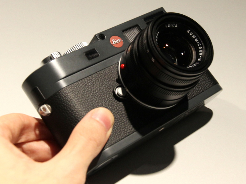 <b>ライカIIIcなどに見られたアンスラサイトグレーのカラーを採用。理由は「好きだから」とDaniel氏。貼り革も新しいパターンのものを採用している</b>