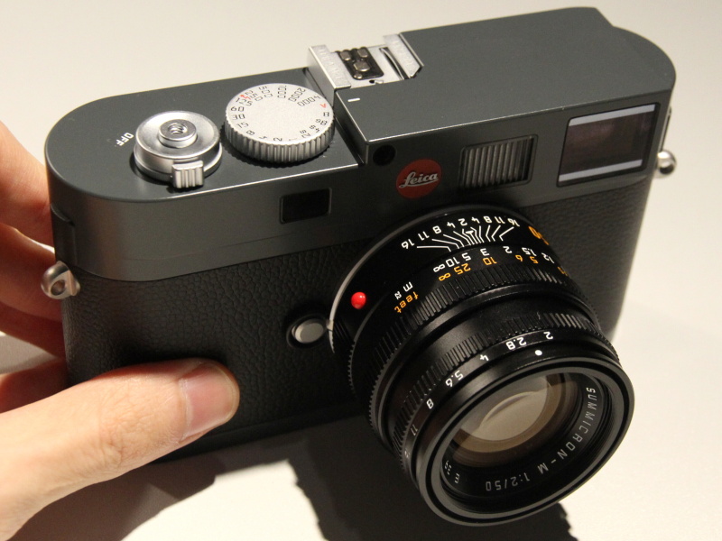 <b>シャッターボタンやダイヤルはシルバーとした</b>