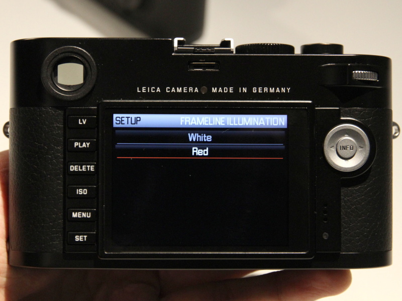 <b>ブライトフレームを2色から選べる</b>