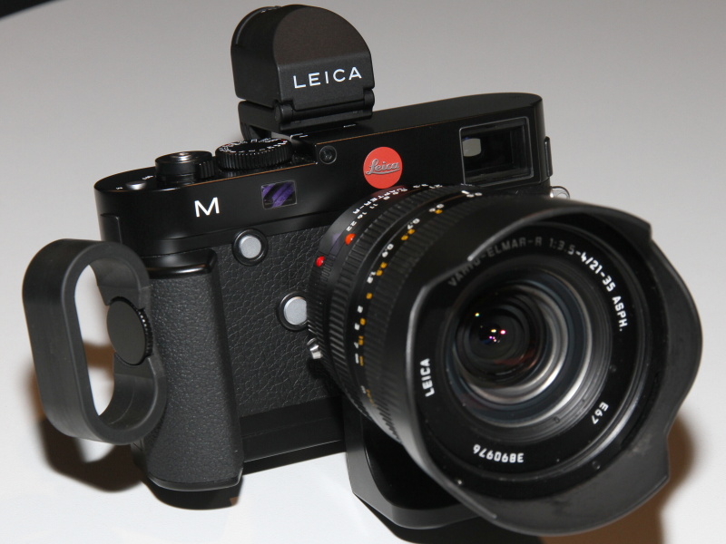 <b>ライカRアダプターM経由でライカRのレンズを装着したところ。ハンドグリップ、アダプターの三脚座、EVFも取り付けている</b>