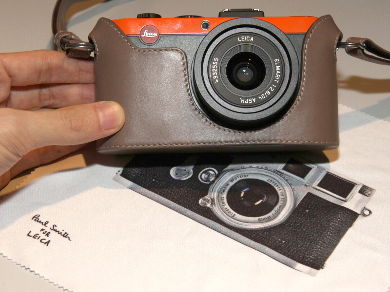 <b>付属のクリーニングクロスにはM3をデザイン。アイコニックな存在であり、クラシカルなイメージとして選んだ。Paul Smith氏自身も古いライカを持っているそうだ</b>