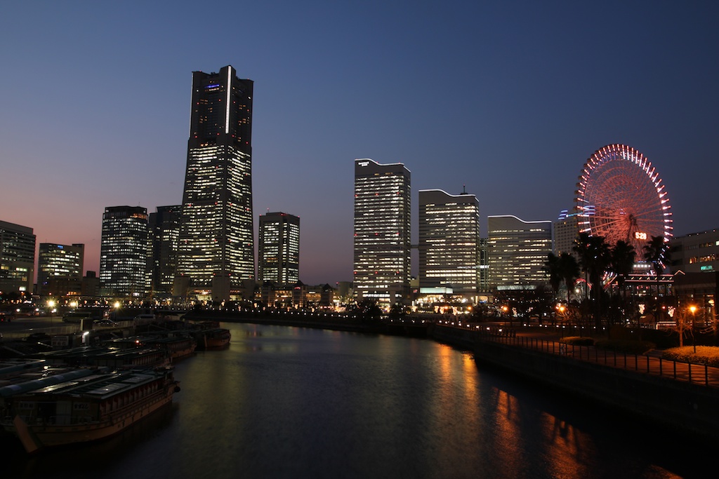 <b>高感度の画質の向上によって手持ちでも夜景は撮れますが、なるべく低ノイズで美しい写真を残したいなら、三脚は欠かせません</b>