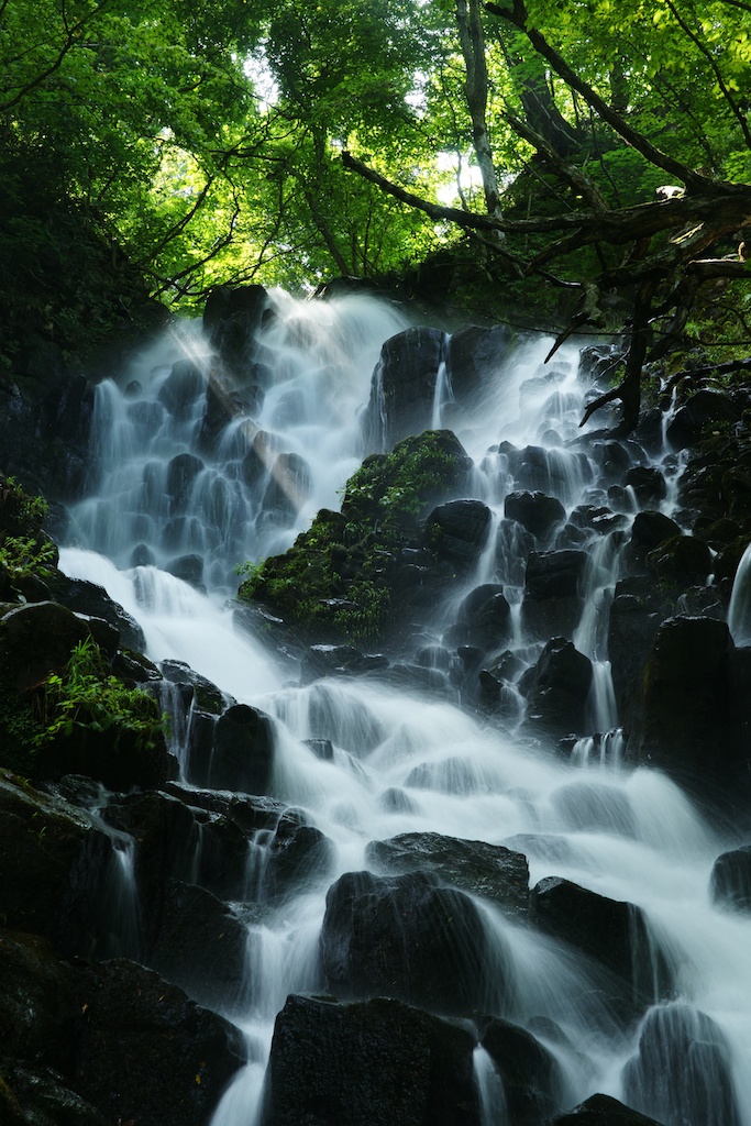 <b>絞りを絞り込むことが多い風景撮影もシャッター速度が遅くなりがちです。特に滝や渓流など、1秒程度のスローシャッターを必要とする被写体では三脚を活用したいもの。水の流れを優美に表現することができますs</b>