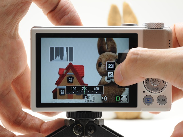 <b>さらに本機では「タッチアンドセレクト」が可能に。右側のエリアをタッチしながらリングを回すと、露出補正などの操作が行なえる</b>