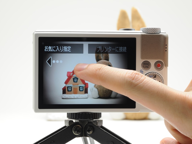 <b>タッチパネルは再生モードでも活躍する。再生中にお気に入り設定などが可能</b>