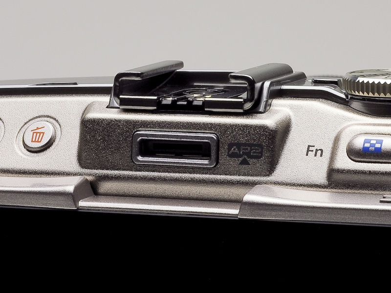<b>AP2ポートを装備。EVFのほか、PENPAL PP-1などの装着が可能</b>