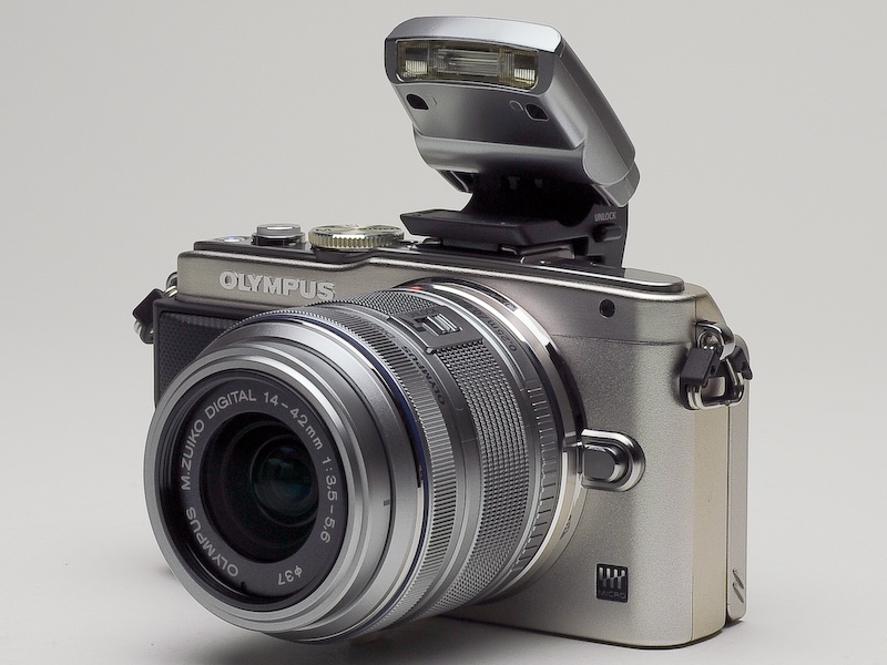 <b>同梱のストロボを装着したところ</b>