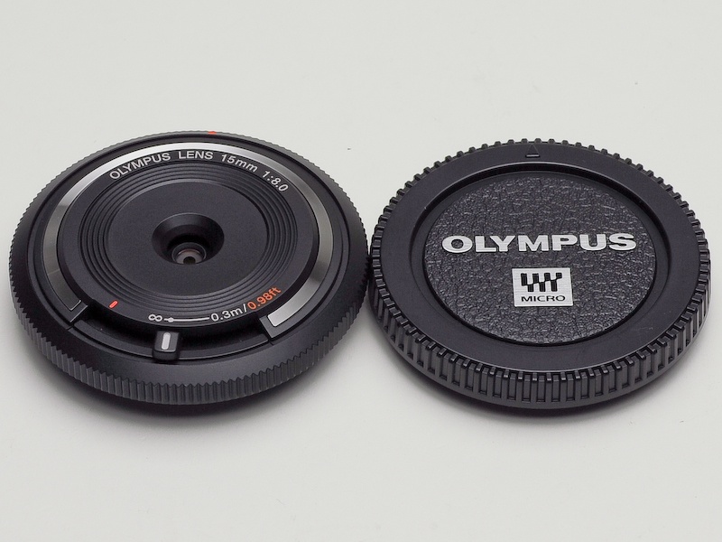 <b>左がボディーキャップレンズ、右が本物のボディキャップ</b>